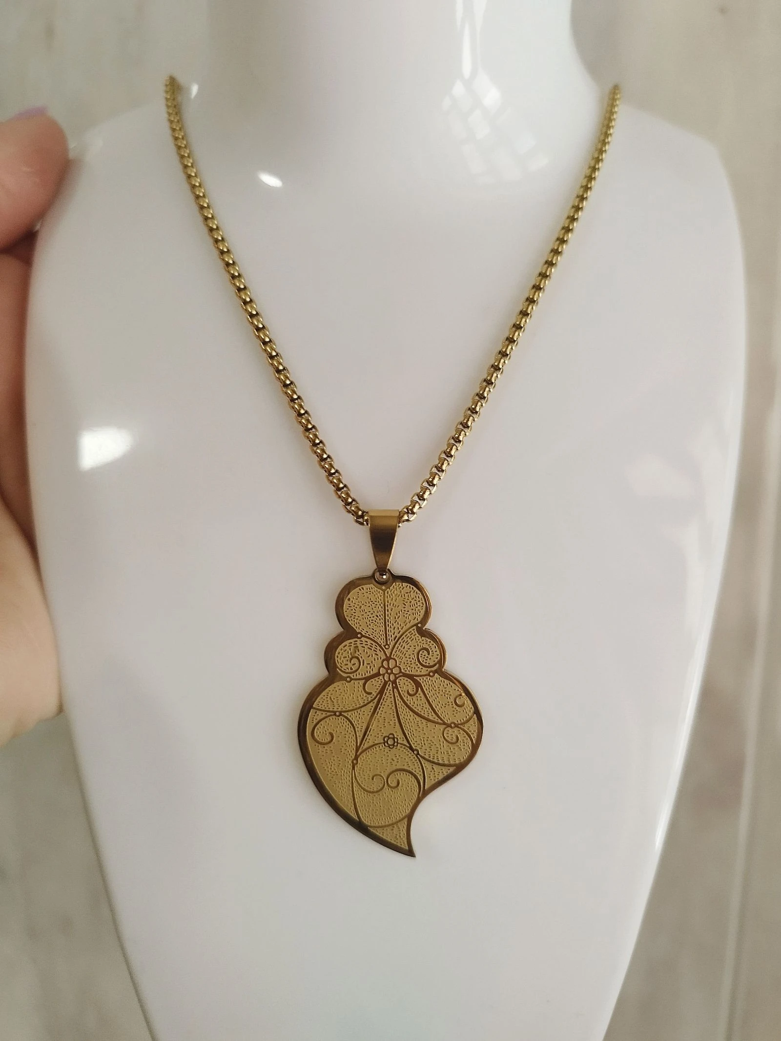 Colar dourado Coração de Viana em aço inoxidável, banhado a ouro 18k 